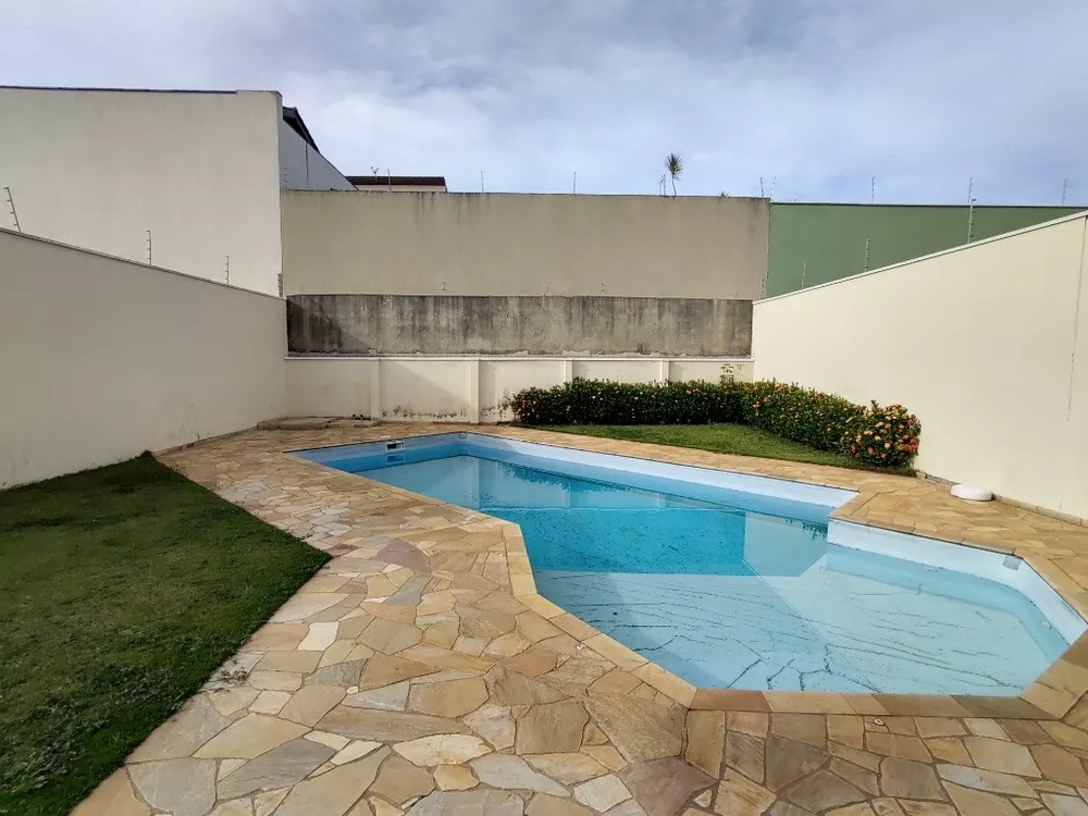 Casa à venda com 3 quartos, 316m² - Foto 1