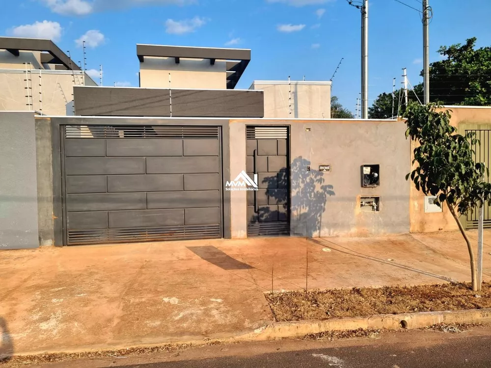 Casa à venda com 3 quartos, 225m² - Foto 1