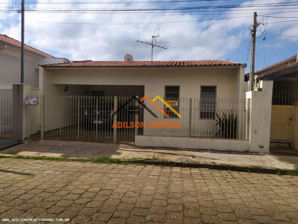 Casa à venda com 3 quartos, 131m² - Foto 1