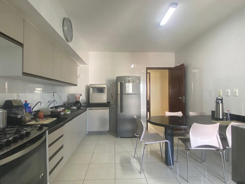 Apartamento à venda com 3 quartos, 187m² - Foto 2