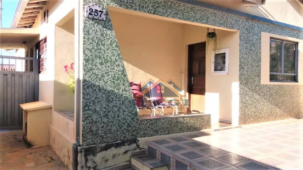 Casa à venda com 3 quartos, 180m² - Foto 1