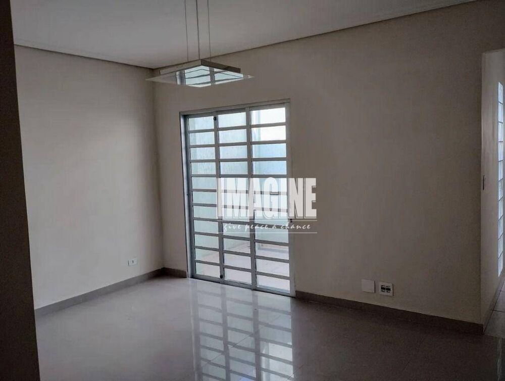 Casa à venda com 3 quartos, 126m² - Foto 1