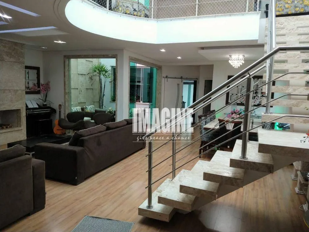 Sobrado, 3 quartos, 350 m² - Foto 1