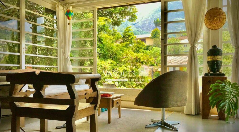 Casa à venda com 3 quartos, 212m² - Foto 1