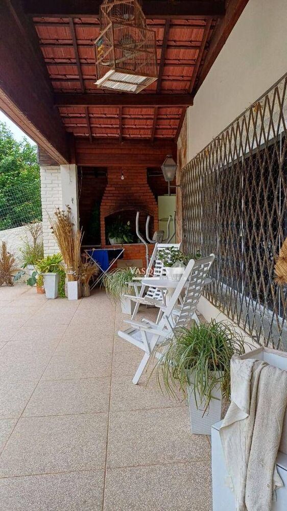 Casa à venda com 5 quartos, 204m² - Foto 5