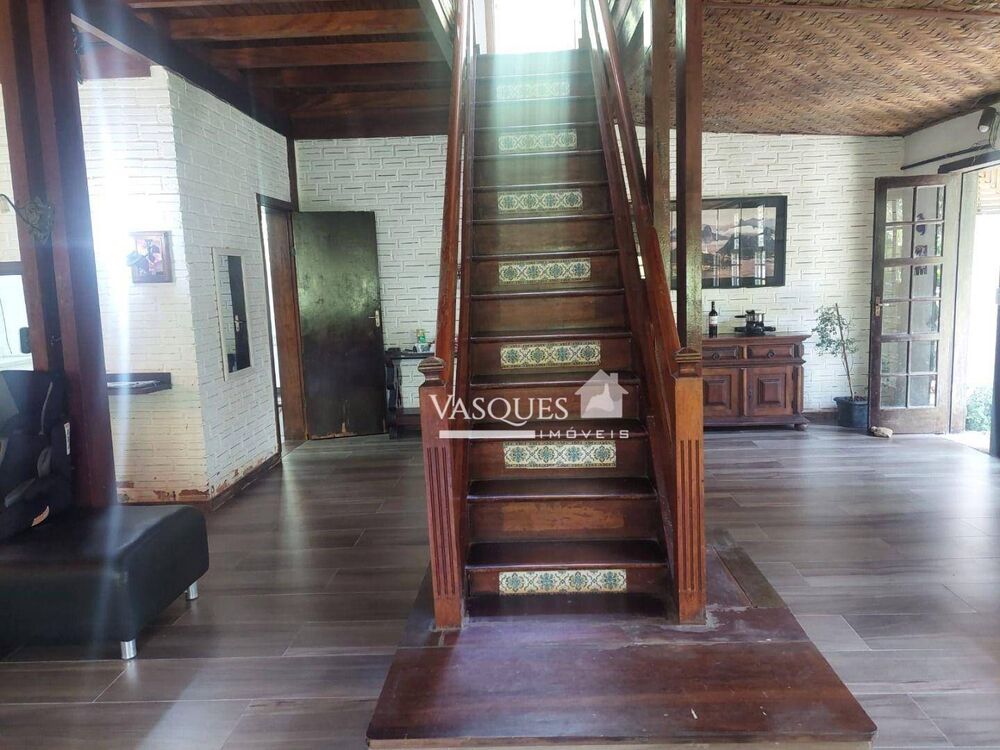 Casa à venda com 10 quartos, 327m² - Foto 4