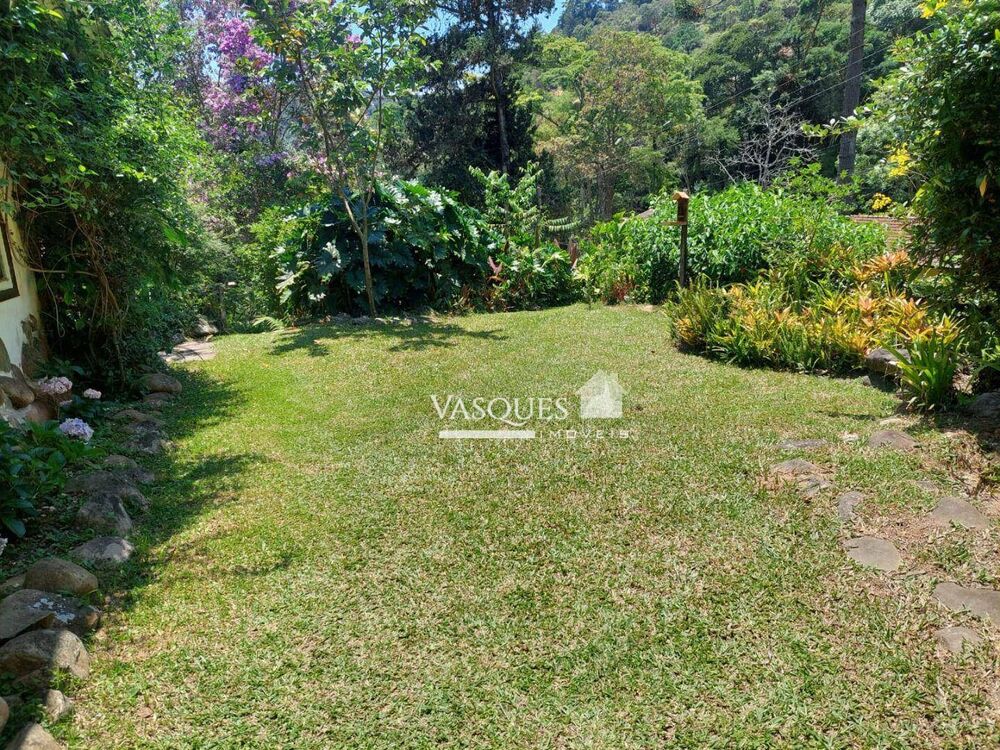 Casa à venda com 10 quartos, 327m² - Foto 2