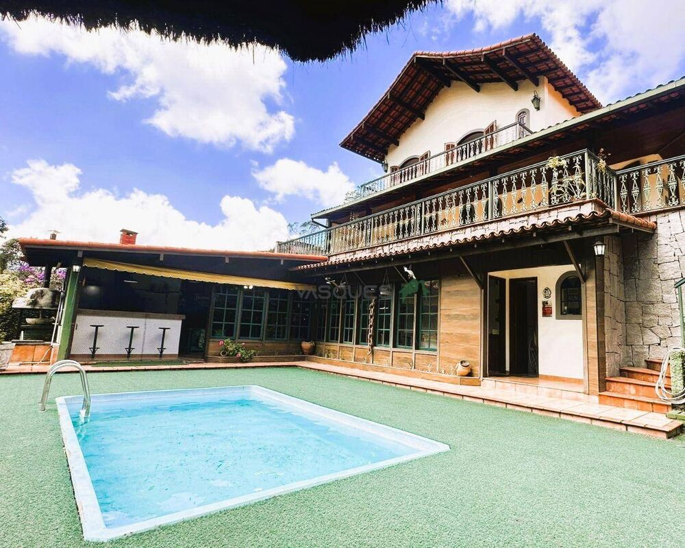 Casa à venda com 4 quartos, 264m² - Foto 1