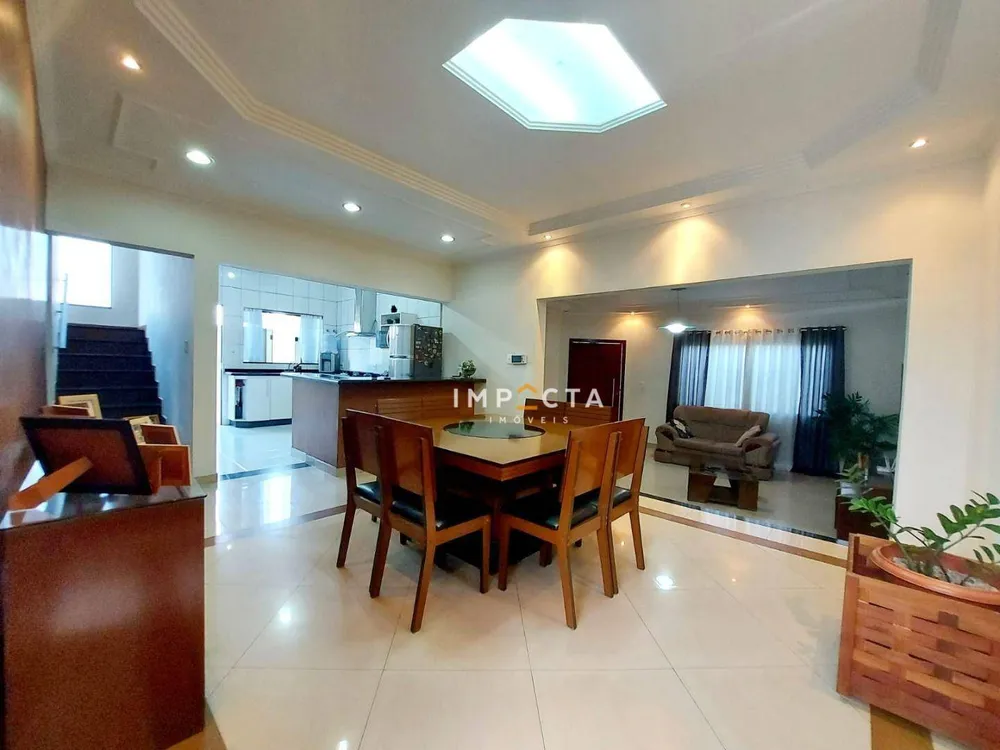 Casa, 4 quartos, 225 m² - Foto 1