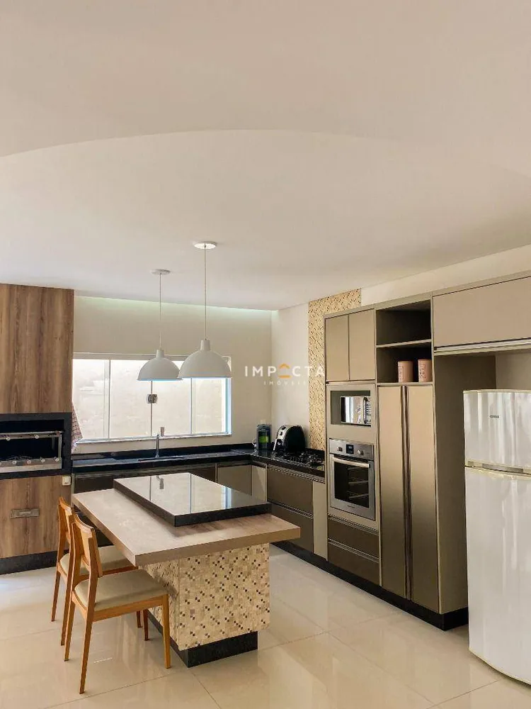Casa, 3 quartos, 202 m² - Foto 2