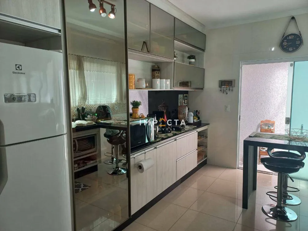 Casa, 4 quartos, 240 m² - Foto 4