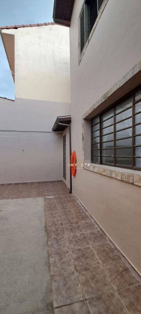 Casa à venda com 4 quartos, 272m² - Foto 1