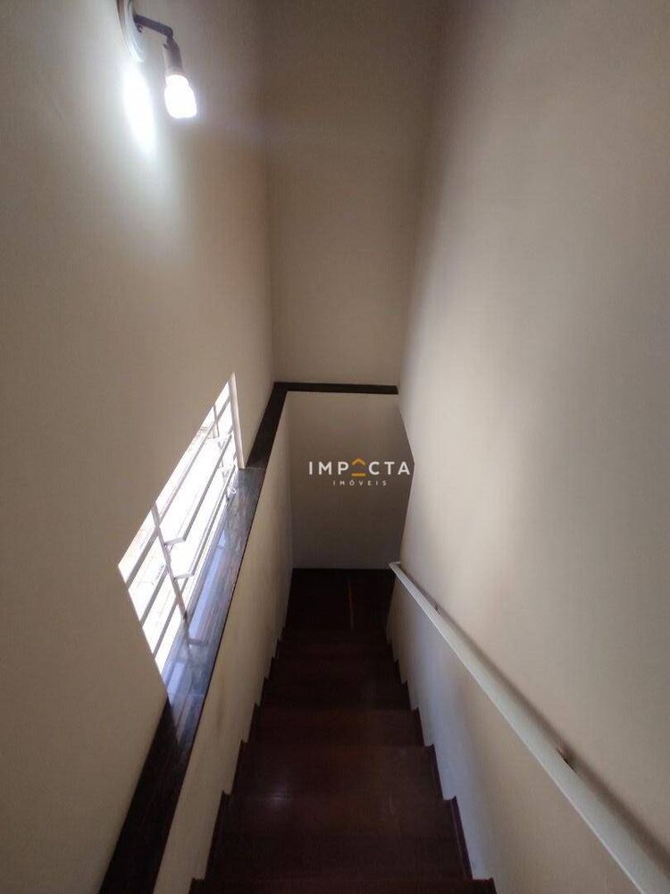 Casa à venda com 3 quartos, 244m² - Foto 4