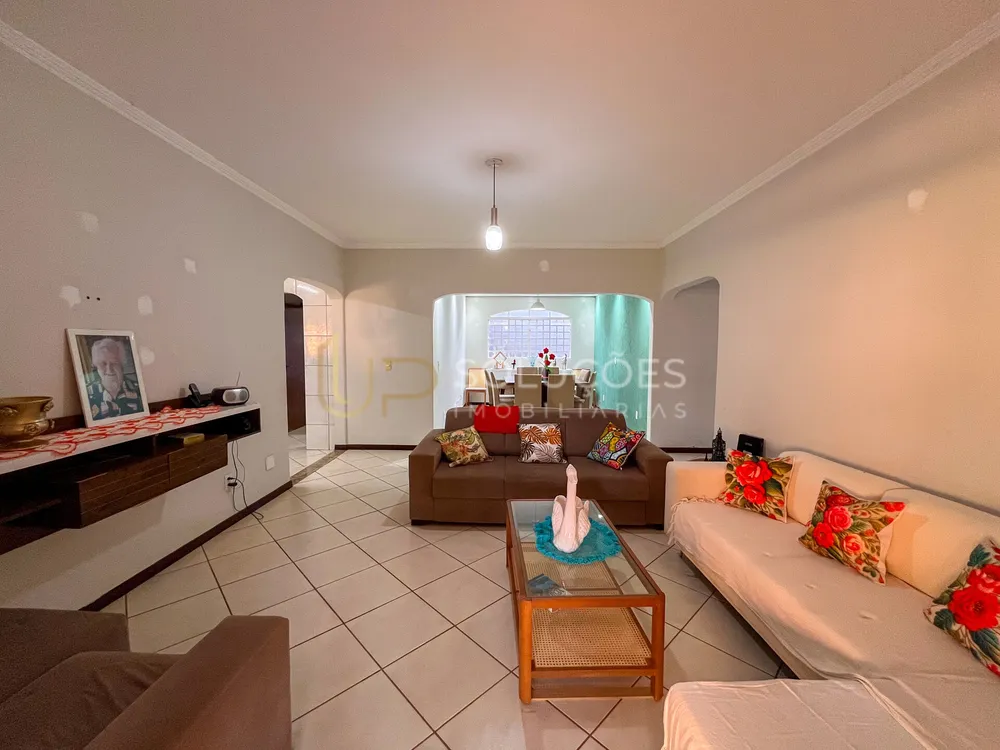 Casa, 3 quartos, 261 m² - Foto 1
