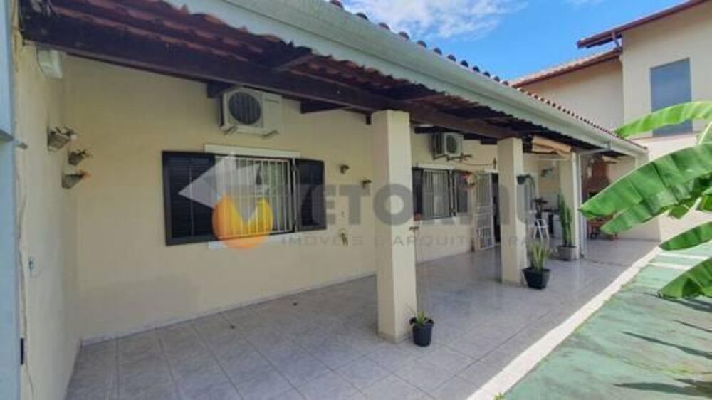 Casa à venda com 3 quartos, 142m² - Foto 1