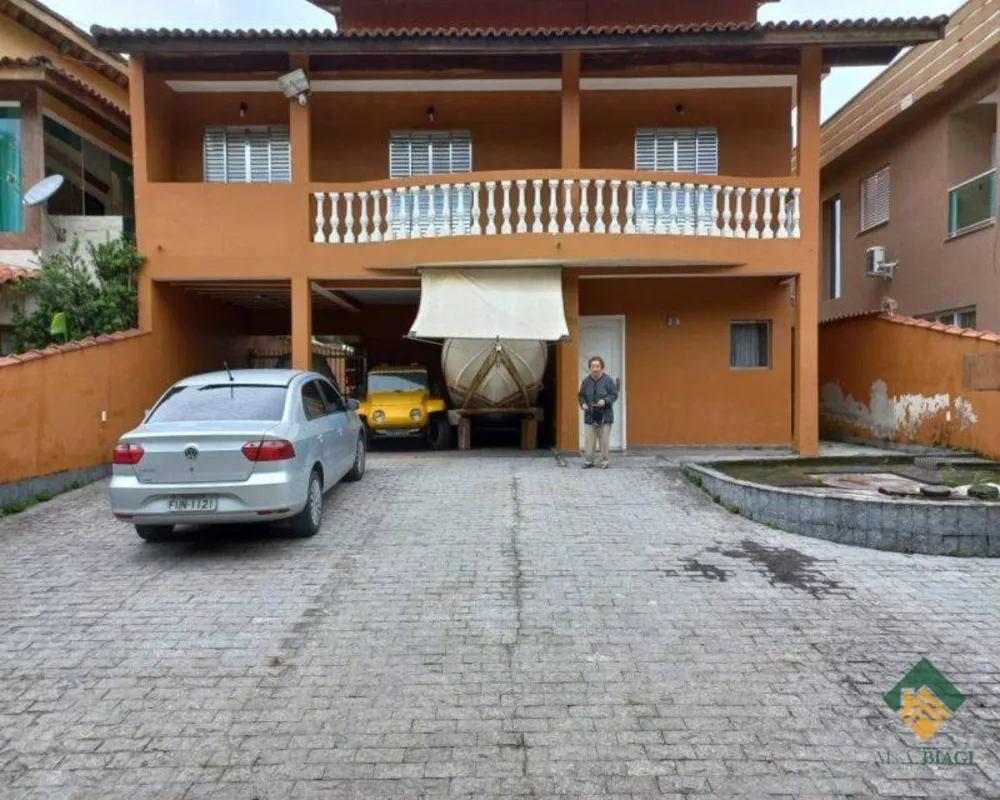 Casa, 5 quartos, 220 m² - Foto 1