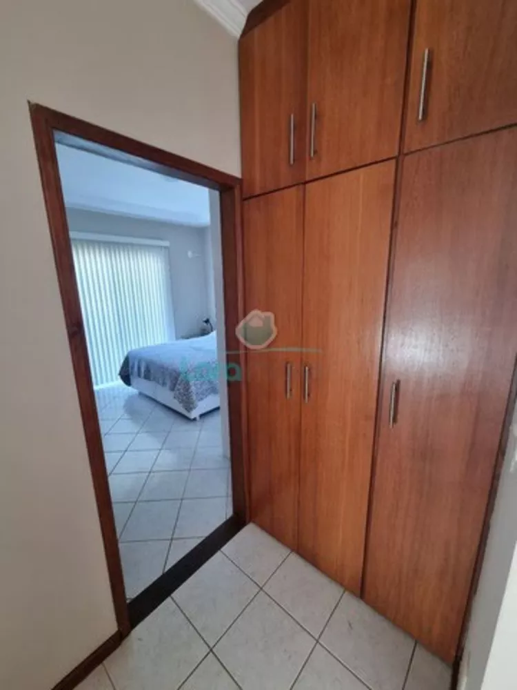 Casa à venda com 3 quartos, 302m² - Foto 8