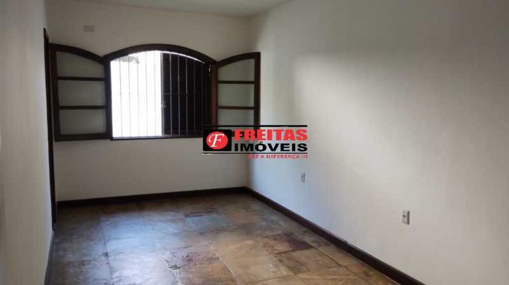 Casa à venda com 4 quartos, 210m² - Foto 11