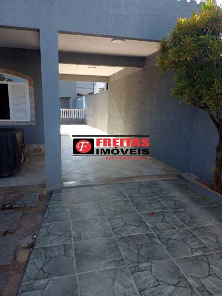 Casa à venda com 3 quartos, 380m² - Foto 2