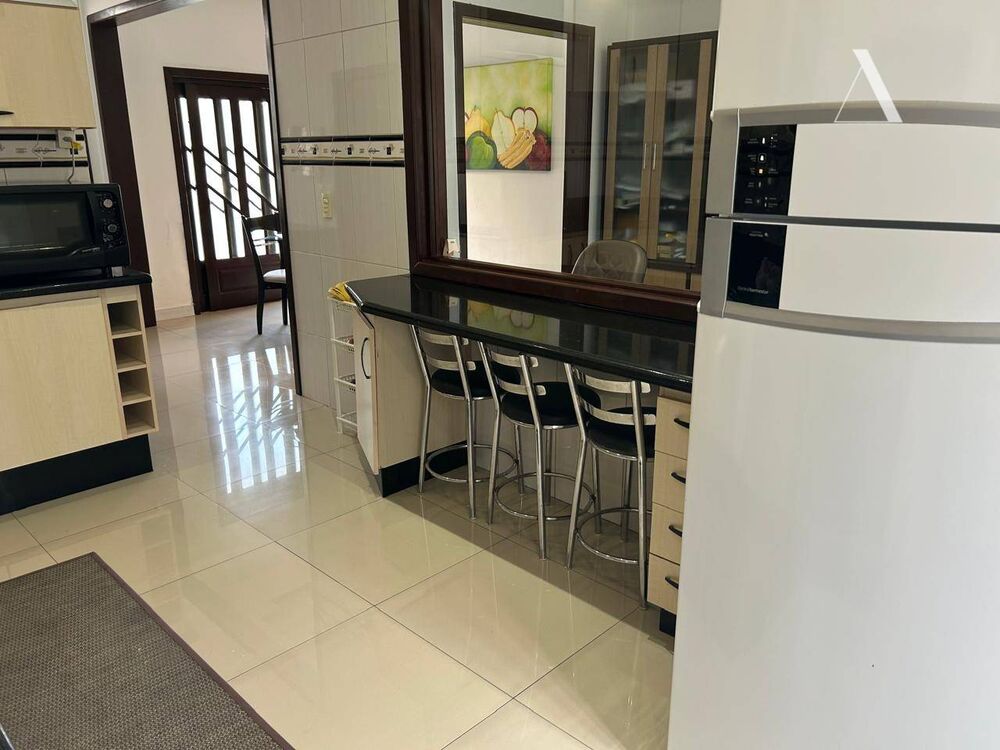 Casa à venda com 3 quartos, 264m² - Foto 2