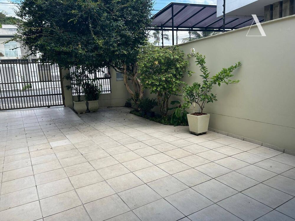 Casa à venda com 3 quartos, 264m² - Foto 1
