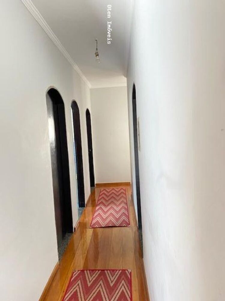 Casa à venda com 3 quartos, 252m² - Foto 1