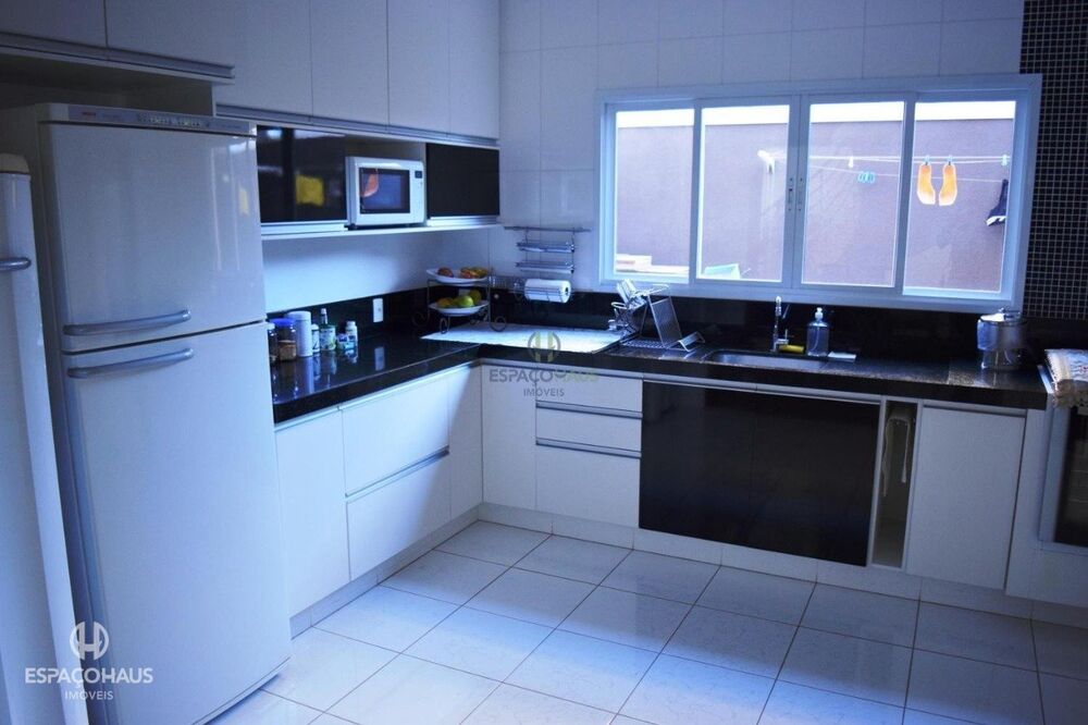 Casa, 5 quartos, 323 m² - Foto 2