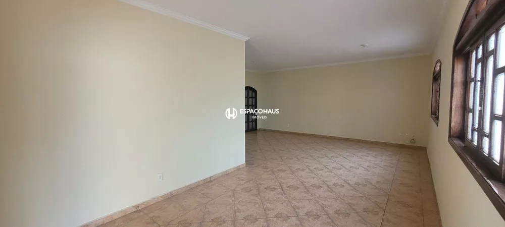 Casa para alugar com 4 quartos, 200m² - Foto 2