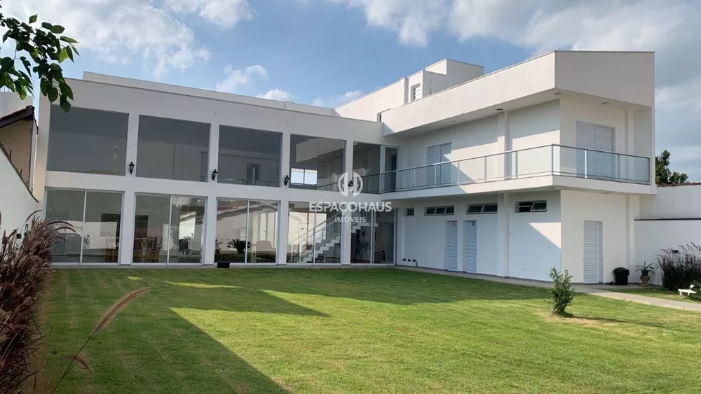 Casa à venda e aluguel com 5 quartos, 585m² - Foto 1