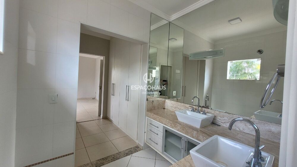 Casa de Condomínio para alugar com 3 quartos, 214m² - Foto 2
