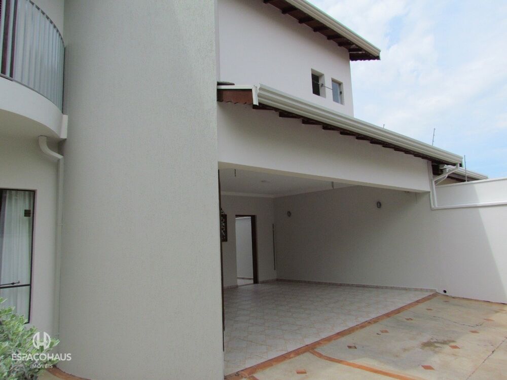 Casa à venda com 4 quartos, 230m² - Foto 1