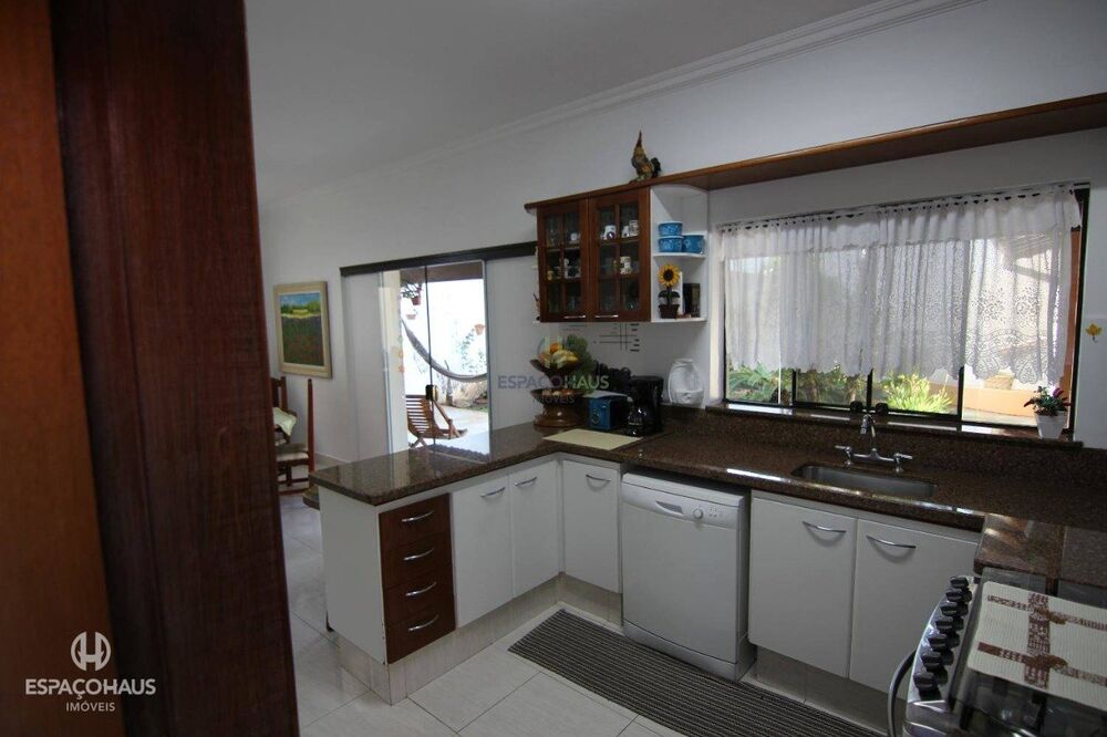 Casa à venda com 4 quartos, 230m² - Foto 2