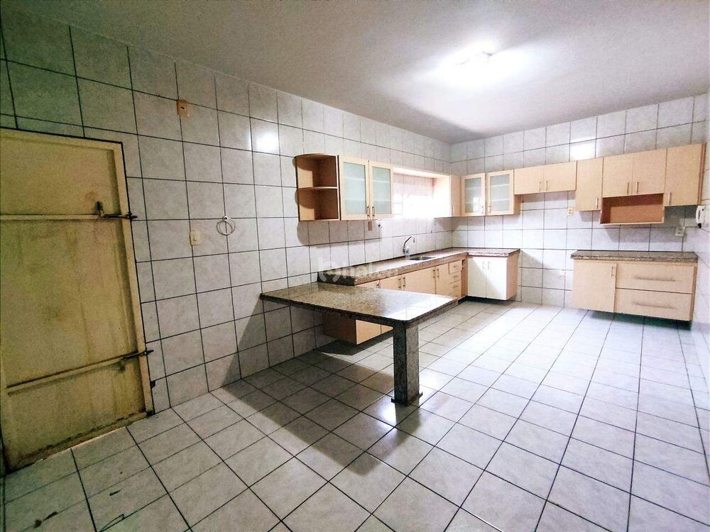 Casa à venda com 4 quartos, 234m² - Foto 2
