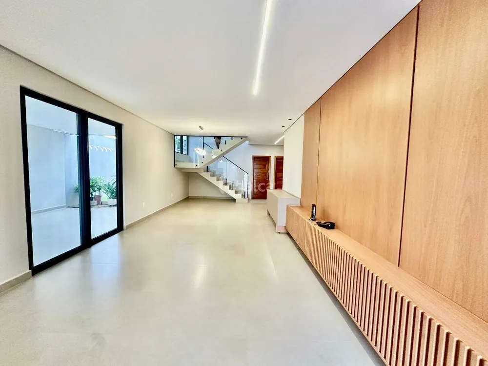 Casa, 4 quartos, 235 m² - Foto 1