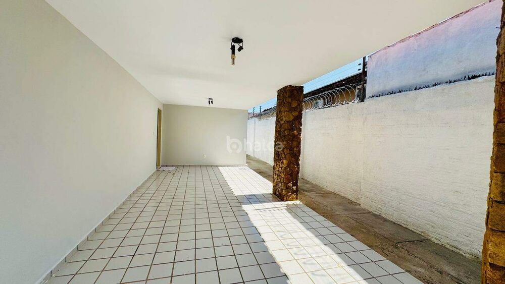 Casa à venda com 3 quartos, 215m² - Foto 1