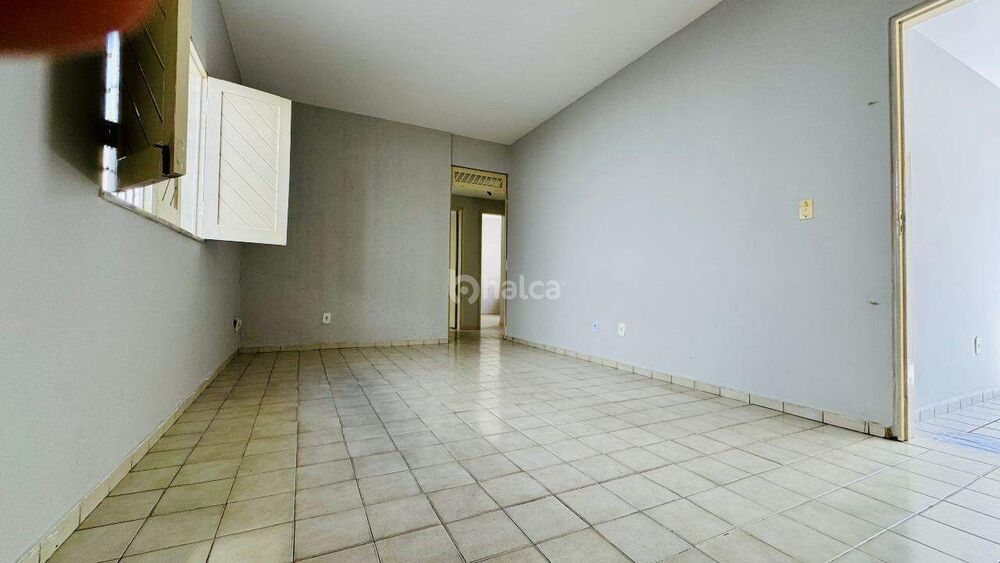 Casa à venda com 3 quartos, 215m² - Foto 2