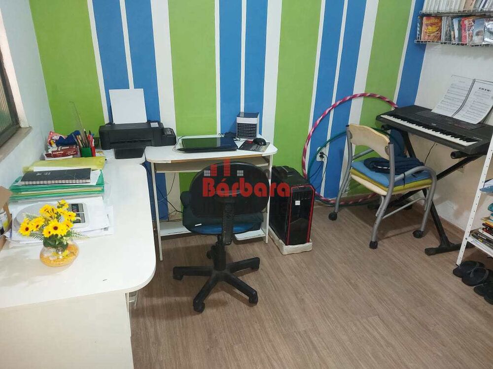 Casa à venda com 6 quartos, 100m² - Foto 1