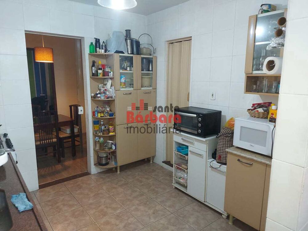 Casa à venda com 6 quartos, 100m² - Foto 2