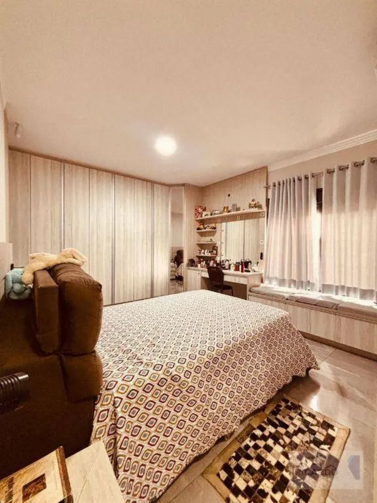 Casa, 4 quartos, 210 m² - Foto 2