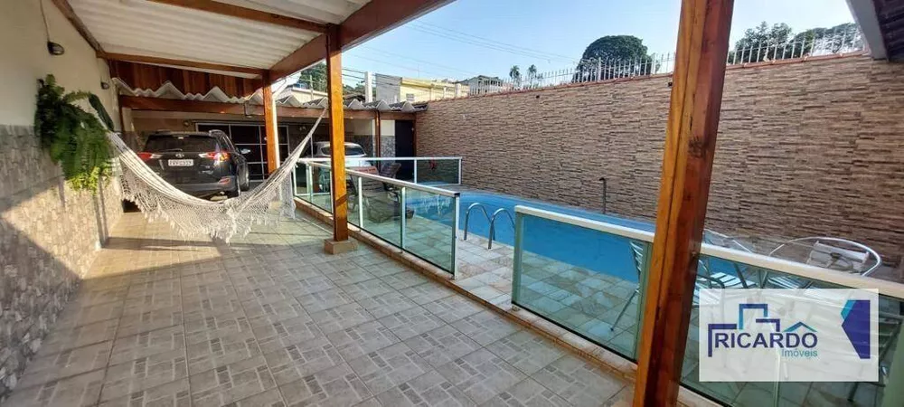 Casa à venda com 3 quartos, 200m² - Foto 1