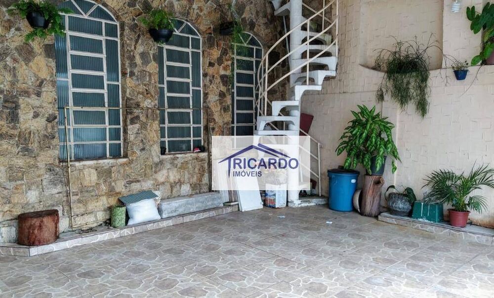 Sobrado à venda com 3 quartos, 247m² - Foto 1