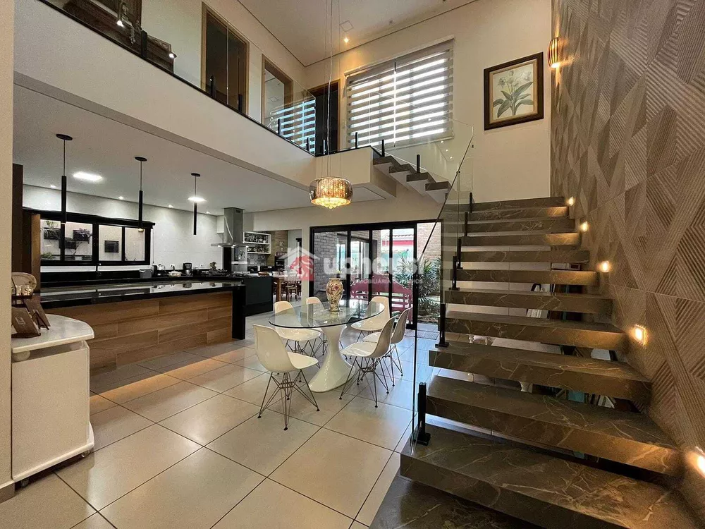 Sobrado, 3 quartos, 246 m² - Foto 1