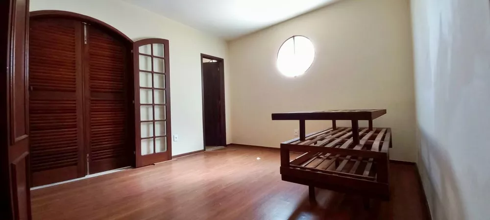 Casa à venda com 7 quartos, 300m² - Foto 1