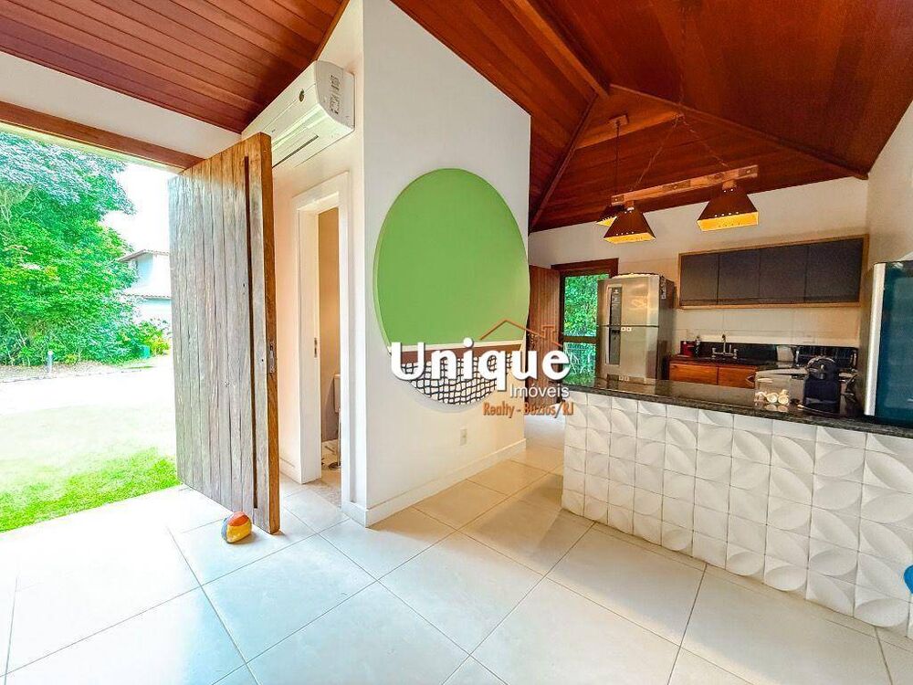 Casa de Condomínio à venda com 4 quartos, 250m² - Foto 1