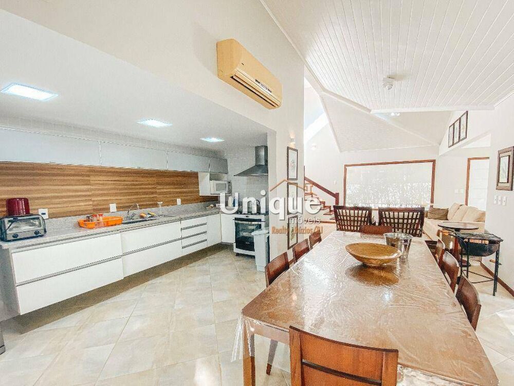 Casa de Condomínio à venda com 4 quartos, 240m² - Foto 2