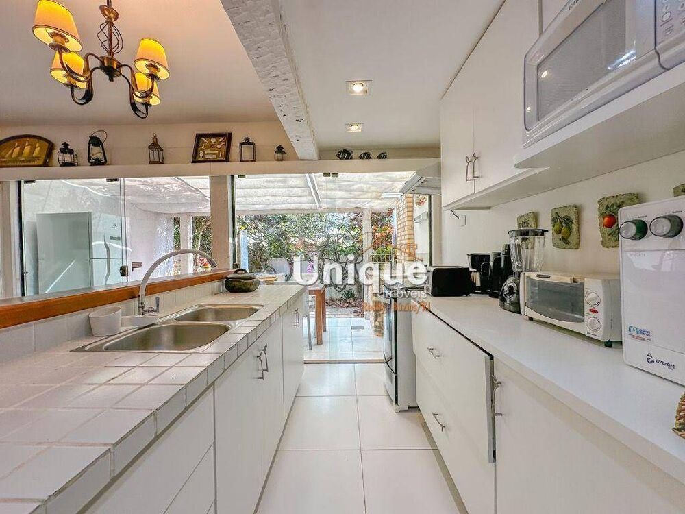 Casa de Condomínio à venda com 4 quartos, 130m² - Foto 2
