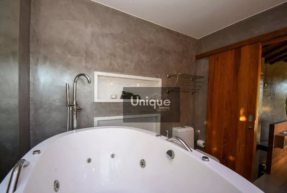 Casa, 6 quartos, 256 m² - Foto 1