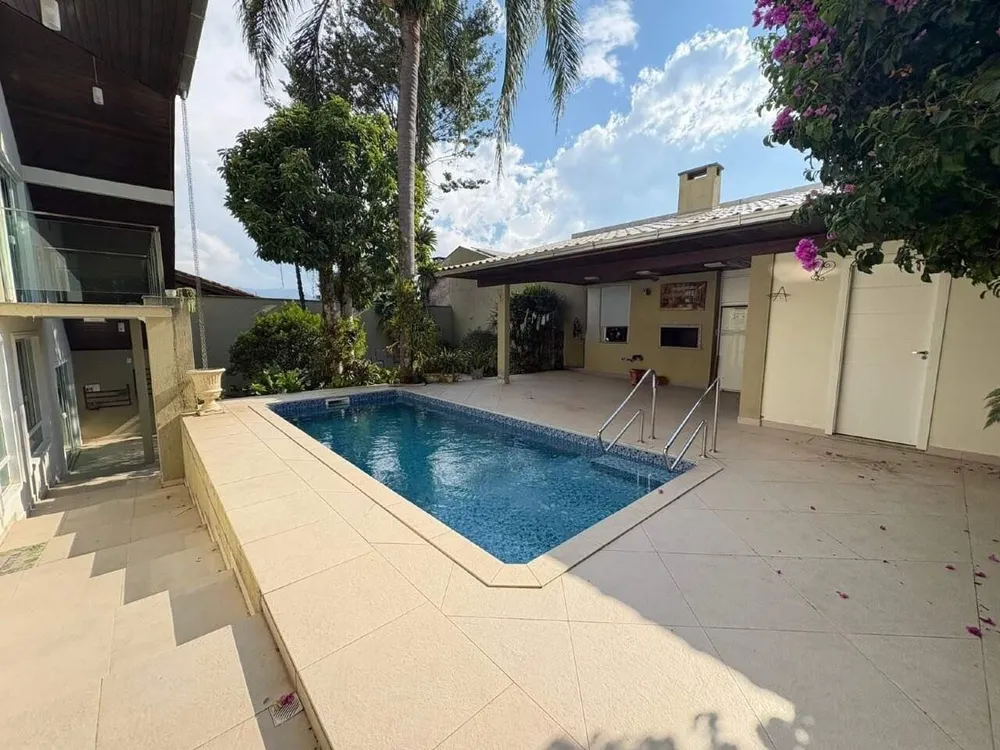 Casa, 4 quartos, 244 m² - Foto 1