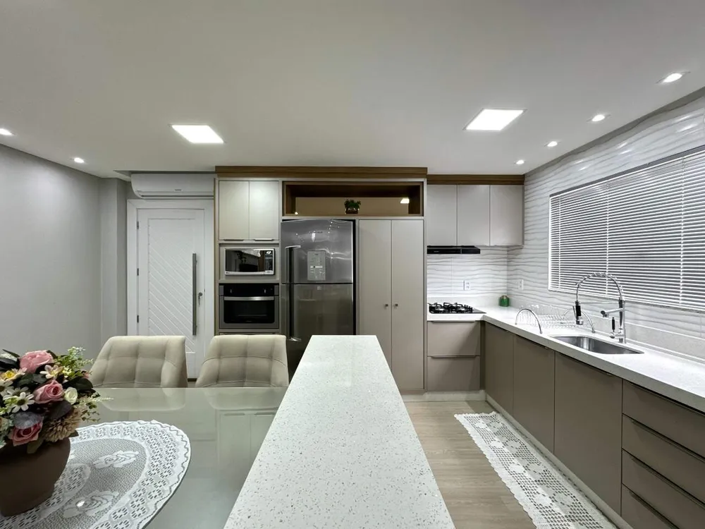 Casa, 3 quartos, 194 m² - Foto 1