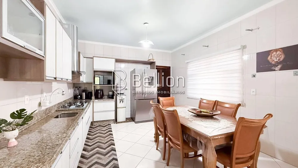Casa, 3 quartos, 219 m² - Foto 2